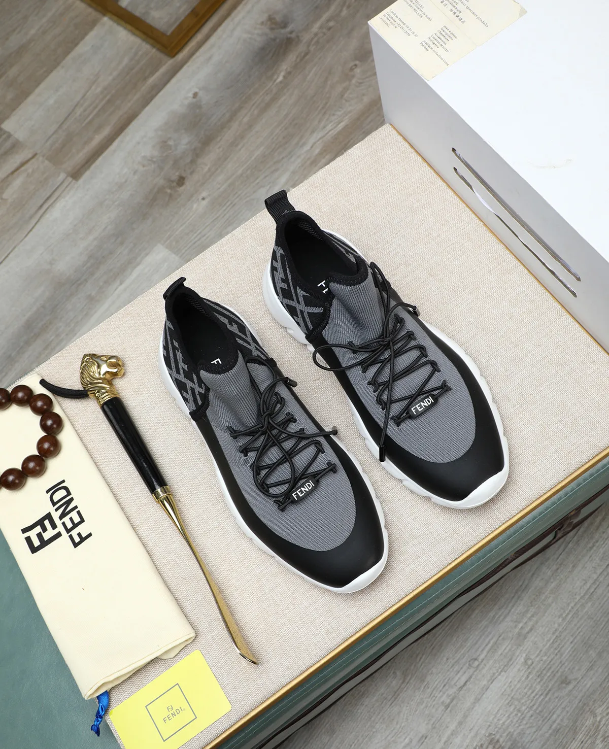 Men's Men's Shoes 💰700 Fendi Fendi's latest Tag series of men's casual mesh sports running shoes, originally purchased and developed, this Tag sports shoe is a one-leg sneaker, made of black high-tech mesh material with gray neoprene details. Oversized FENDI lettering on the side and translucent rubber details. Light and flexible rubber running shoe soles, beautifully packaged at the delivery counter, customized breathable lining, original molded foam rubber outsole, sole thickness: 3.5CM! Size: 39-44 (customized at 38.45.46)
